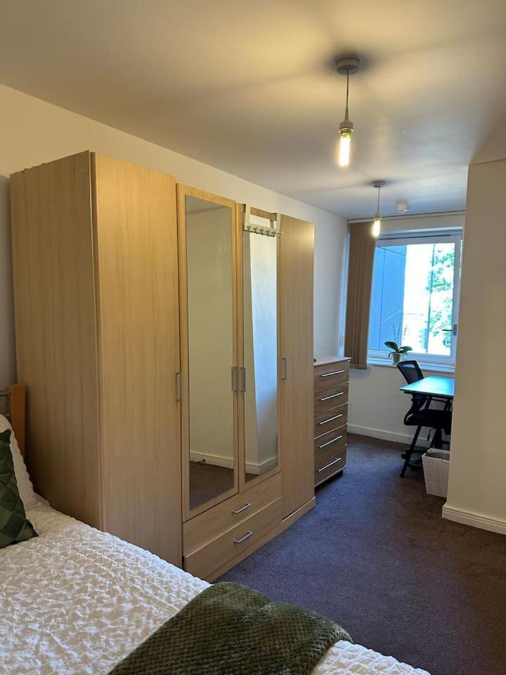 New Build 2 Bedroom With 2 Bath In Лондон Екстериор снимка